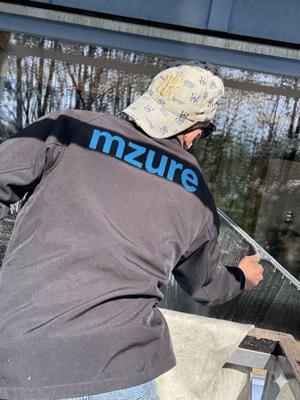 MZURE Mitarbeiter bei der Gebäudereinigung in Kiel